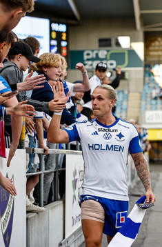 IFK Norrköpings Arnor Sigurdsson tackar sina supporters