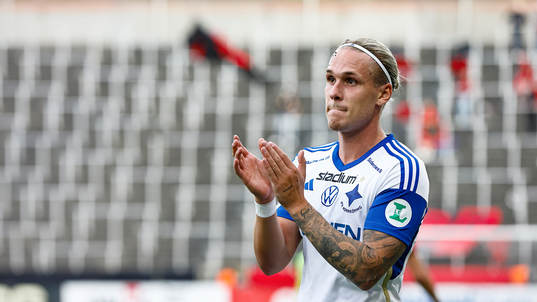 IFK Norrköpings Arnor Sigurdsson kliver av planen skadad