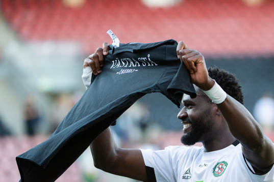 Örebros Nasiru Moro tar emot en tröja av supportarna