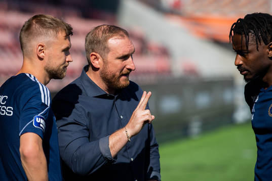 Gefles tränare Mikael Bengtsson dikterar med Christoffer
