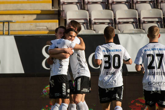 Örebros Adam Bark jublar