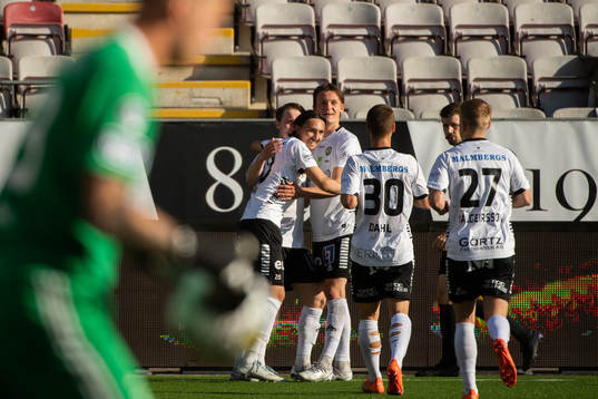 Örebros Adam Bark jublar efter 2-0 målet