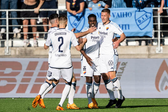 Djurgårdens Victor Edvardsen jublar med Joel Asoro