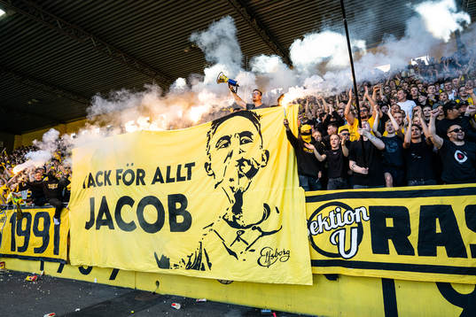 Elfsborgs supportrar tackar Jacob Ondrejka