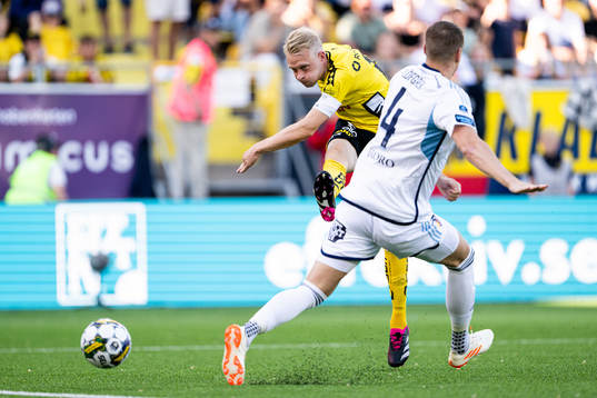 Elfsborgs Johan Larsson skjuter 1-0