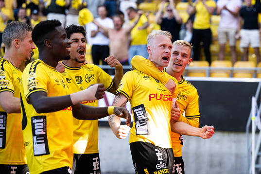 Elfsborgs Johan Larsson jublar med Jacob Ondrejka efter 1-0