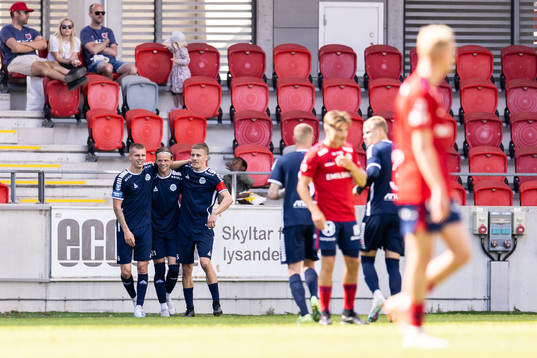 Utsiktens Lucas Hedlund jublar med lagkamrater