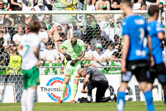 Halmstads målvakt Malkolm Nilsson Säfqvist får behandling