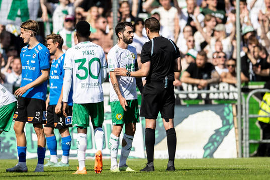 Hammarbys Nahir Besara i diskussion med Domare Victor Wolf