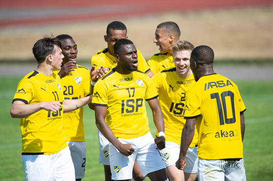IFK Malmös Filston Mawana har gjort 2-1 och jublar tillsammans med Emil Johansson, Jason Rindom, Anthony Masumba Djebou, Oskar Jönsson och Matthew Ambaye o Michael Dangi M´fwamba i matchen i division 2 mellan IFK Malmö och IFK Hässleholm i Malmö 4 juni 2023.