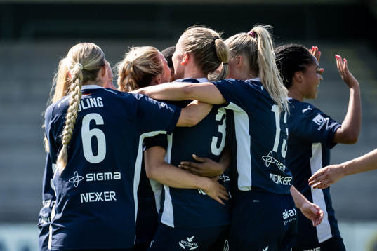 FC Rosengårds Jessica Wik jublar med lagkamrater