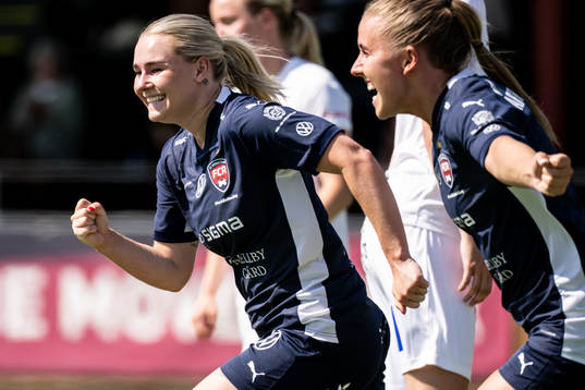 FC Rosengårds Emma Jansson jublar efter att Jessica Wik (ej i bild) gjort 5-0 målet