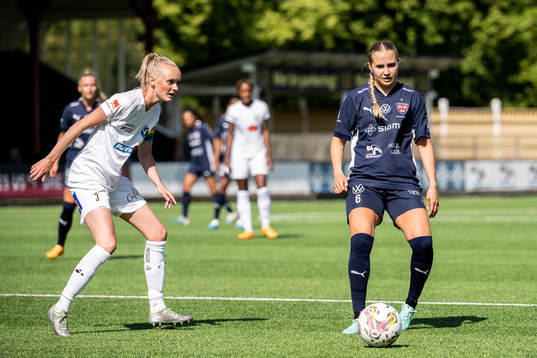 Växjö DFFs Emma Pennsäter och FC Rosengårds Ria Noora