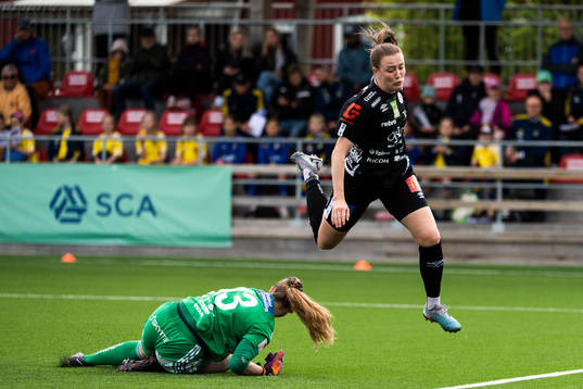Piteås målvakt Samantha Leshnak Murphy och Örebros Maja