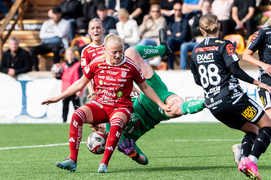 Piteås Wilma Carlsson och målvakt Samantha Leshnak Murphy kolliderar