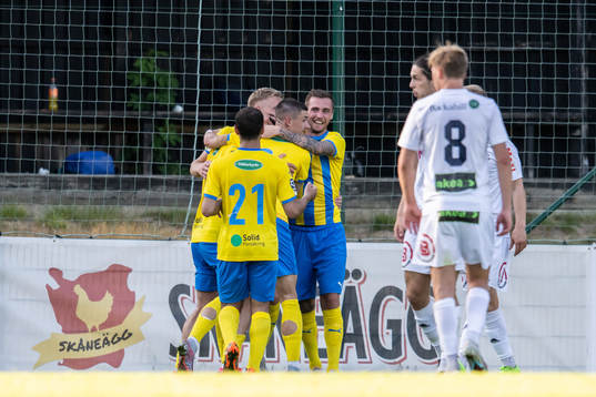Eskilsminne IFs Lucas Ohlander jublar med lagkamrater efter 1-0 målet