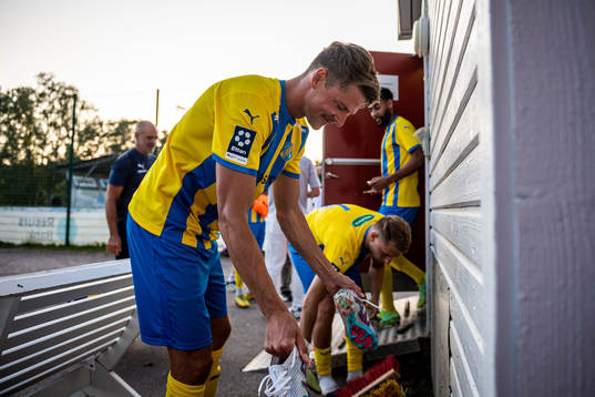Eskilsminne IFs Fredrik Liverstam borstar av skorna