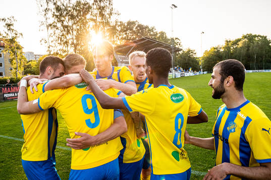 Eskilsminne IFs André Reinholdsson jublar med lagkamrater efter 3-0