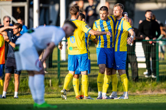 Eskilsminne IFs André Reinholdsson jublar med lagkamrater efter 2-0