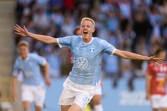 Malmö FFs Hugo Larsson jublar efter sitt 1-0 mål
