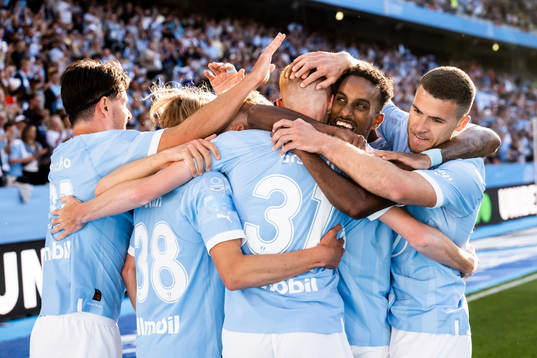 Malmö FFs Hugo Larsson jublar med lagkamrater efter sitt 1-0 mål