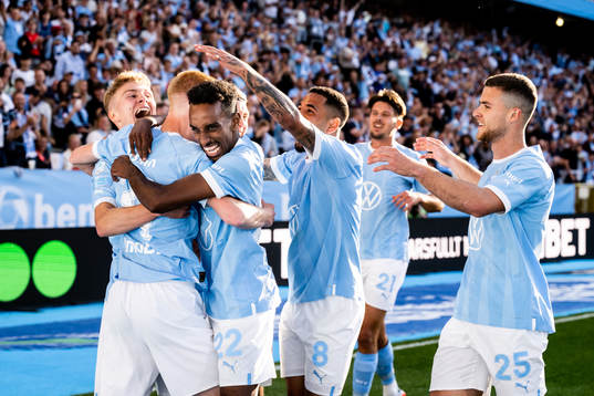 Malmö FFs Hugo Larsson jublar med lagkamrater efter sitt 1-0 mål