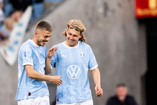 Malmö FFs Patriot Sejdiu och Sebastian Nanasi jublar efter 5-0 målet genom Gabriel Busanello (ej i bild)