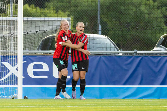 Brommapojkarnas Saga Swedman jublar med Klara Andrup efter 1-1 målet