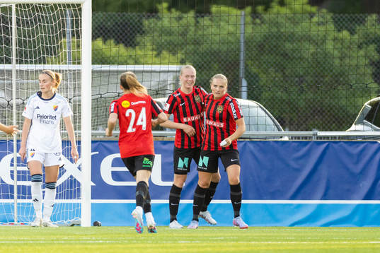 Brommapojkarnas Saga Swedman jublar med Klara Andrup och