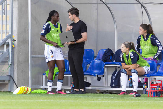 Djurgårdens tränare Magnus Pålsson pratar med Flavine