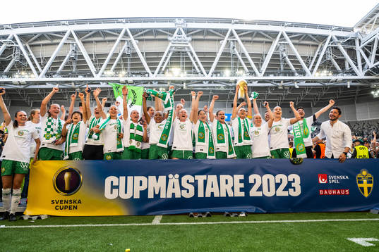Hammarbys spelare jublar med pokalen