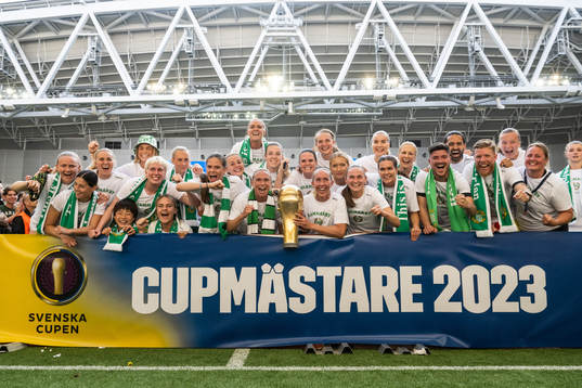 Hammarbys spelare jublar med pokalen