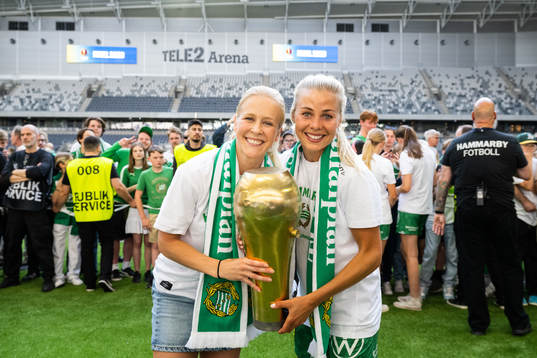 Hammarbys Adelina Engman och Lotta Ökvist jublar