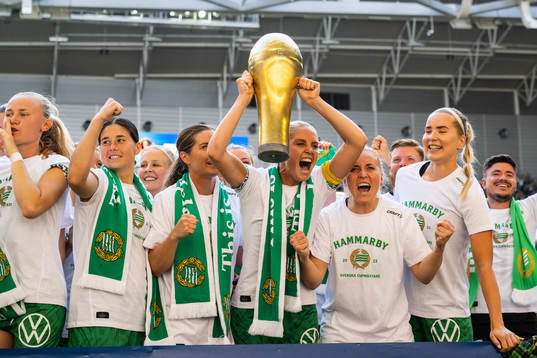 Hammarbys spelare jublar med pokalen
