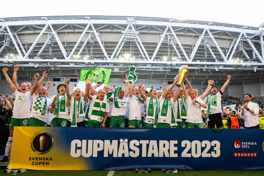 Hammarbys spelare jublar med pokalen