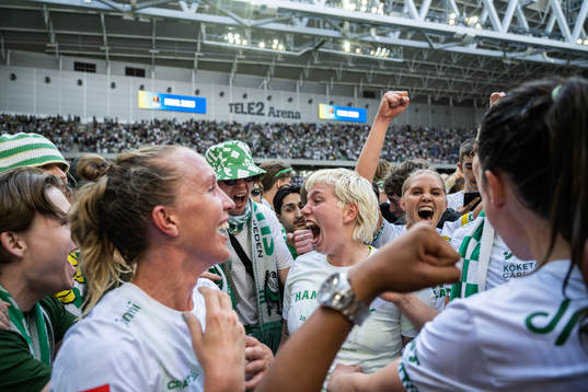 Hammarbys målvakt Moa Edrud och Alice Carlsson jublar