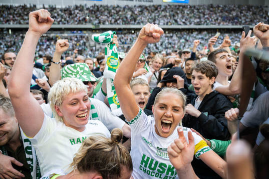 Hammarbys målvakt Moa Edrud och Alice Carlsson jublar