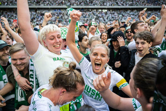 Hammarbys målvakt Moa Edrud och Alice Carlsson jublar