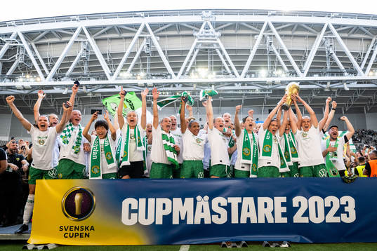 Hammarbys spelare jublar med pokalen