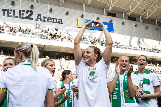 Hammarbys målvakt Anna Tamminen jublar efterefter finalen
