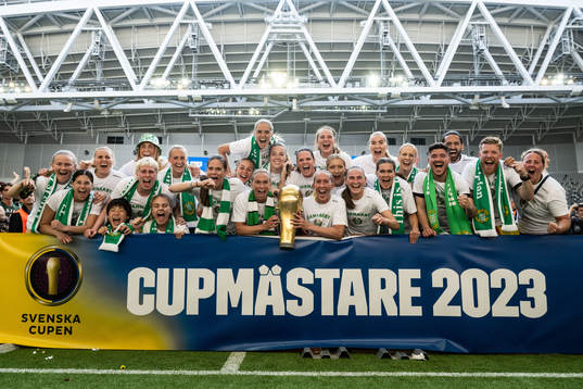 Hammarbys spelare jublar med pokalen