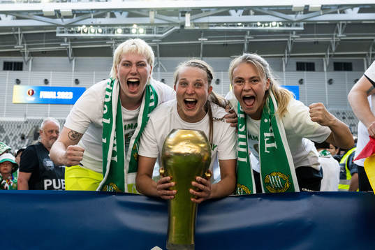 Hammarbys målvakt Moa Edrud, målvakt Anna Tamminen och