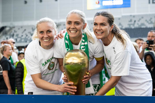 Hammarbys Ellen Gibson, Alice Carlsson och Hanna Folkesson jublar