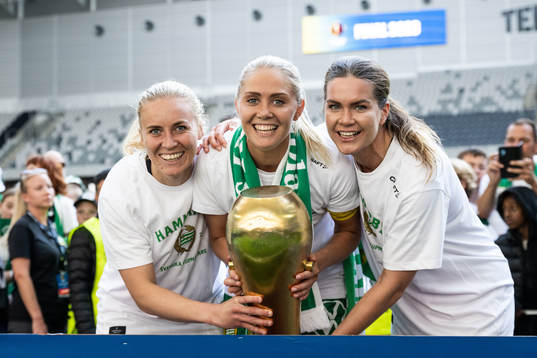 Hammarbys Ellen Gibson, Alice Carlsson och Hanna Folkesson