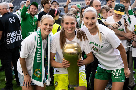 Hammarbys Adelina Engman, målvakt Anna Tamminen och Eva