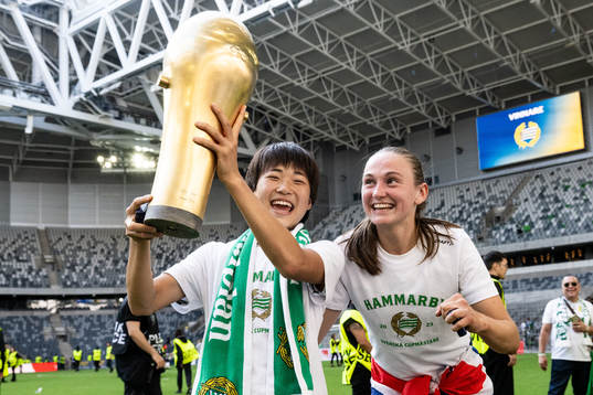 Hammarbys Maika Hamano och Vilde Hasund jublar
