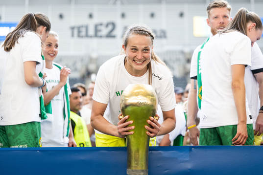 Hammarbys målvakt Anna Tamminen jublar