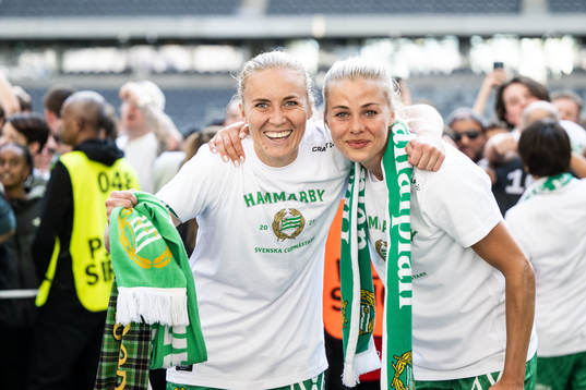 Hammarbys Ellen Gibson och Lotta Ökvist jublar