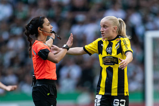 Häckens Anna Sandberg reagerar mot Domare Maral Mirzai