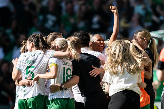 Hammarbys Madelen Janogy jublar med lagkamrater